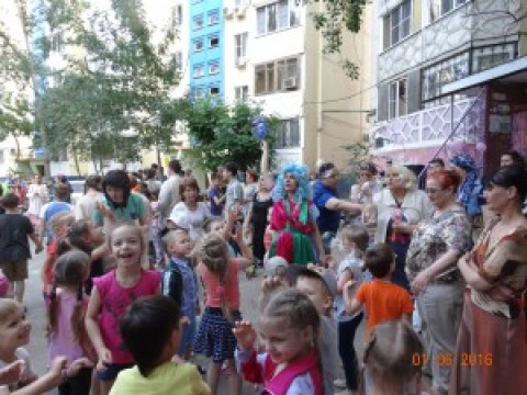 Мальчишки и девчонки с соседнего двора!