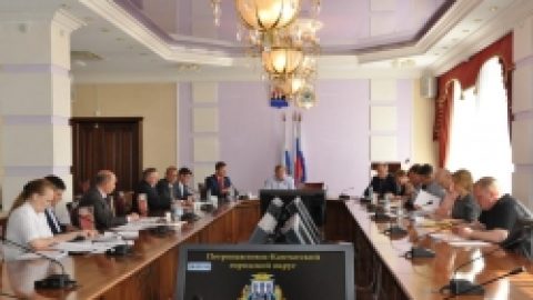 Анатолий Кирносенко: Чтобы избежать подтопления многоквартирного дома Кроноцкая, 12 в этом году там произведут ремонт асфальтобетонного покрытия проезда с контруклоном