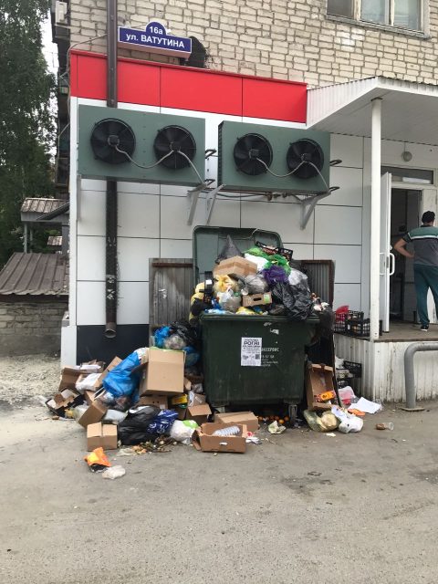Сеть продуктовых магазинов «Магнит» превращает город в свалку? Тюменцы обеспокоены ситуацией