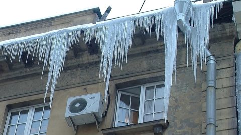 Петербуржцы жалуются на неубранный снег во дворах и сосульки