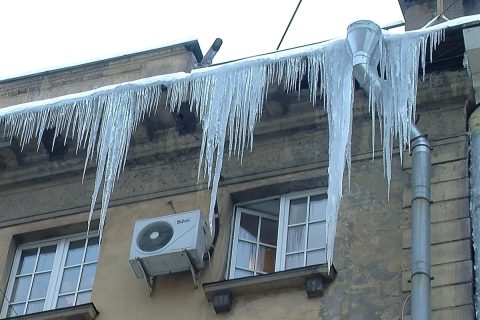 Петербуржцы жалуются на неубранный снег во дворах и сосульки