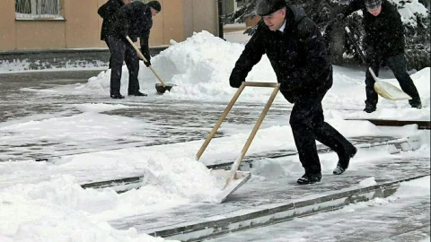 Снежная зима горе коммунальщиков