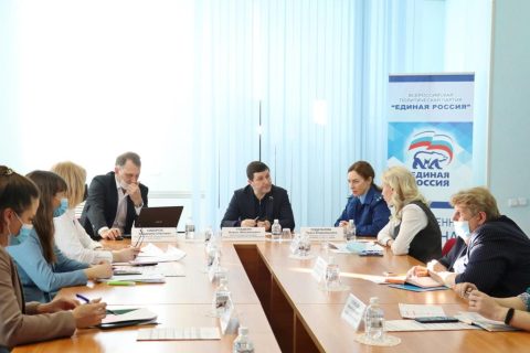 Круглый стол на тему экологического состояния атмосферы провели общественники и депутаты в Хабаровске.