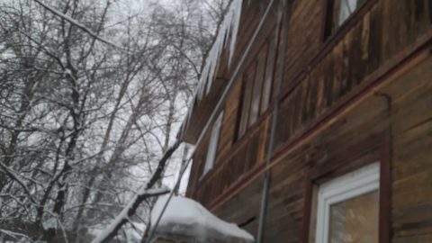 В городе Вологда идёт настоящая «война» с ледяными сосульками