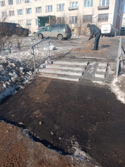 Магаданский Центр общественного контроля в сфере ЖКХ по обращению жителей дома      № 7 по улице Попова организовал очистку лестницы от снега и льда