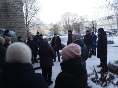 Жители подняли вопрос, когда лучше делать ремонт крыши, летом или зимой