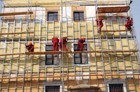 «Рисуют заплатки»: жители Центрального района Петербурга годами добиваются капремонта домов