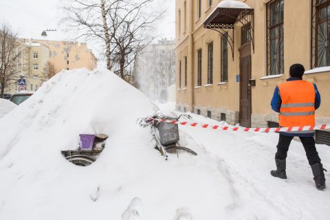 «Не хватает 2000 дворников»: начало снежного сезона может грозить Петербургу очередным коллапсом