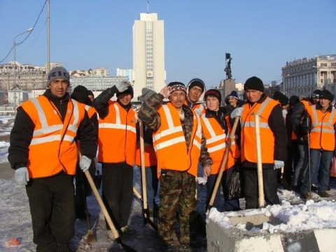 Штаты виноваты: поток мигрантов в Петербург вырос, но кадровый голод остался