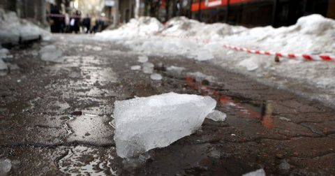 Фиксируйте все: что делать и куда жаловаться, если пострадал при падении наледи с крыш
