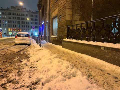 Петроградка в ожидании дворников: Почему город до сих пор остается в снежном плену