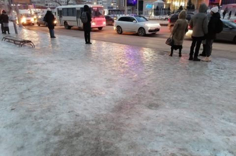 Танцы на льду: проблемы с уборкой улиц превратили Петербург в сплошной каток