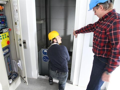 УК будут проверять внепланово при жалобах на ремонт лифта в МКД