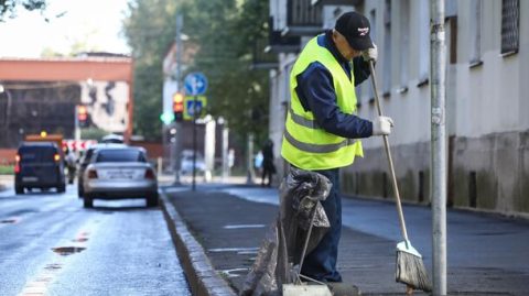 Бизнес ФМ. Дворники стали самыми дефицитными работниками в Петербурге