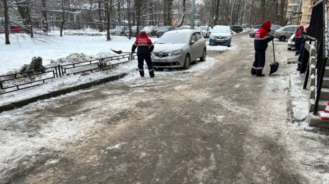 Снег на пороге, а дворников не хватает