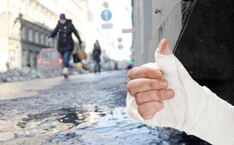 Жительница Петербурга взыскала с УК 450 тысяч компенсации за сломанную руку