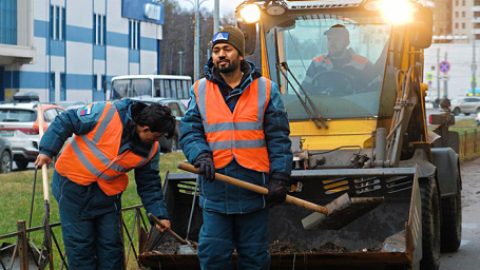 Петербургские коммунальные службы стали привлекать работников из Индии