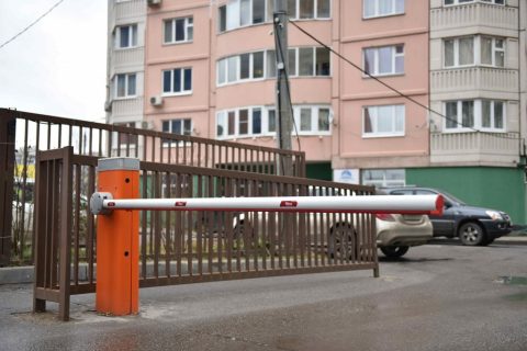 Собственники жилья в многоквартирных домах должны получить возможность устанавливать шлагбаумы без проектирования благоустройства.