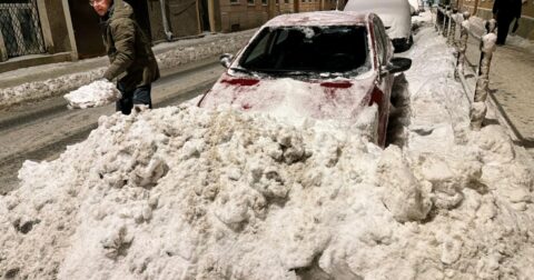 «Не убирают, а топят»: как Петербург очищают от снега