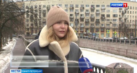 Жителей Петербурга просят очищать свои балконы и оконные отливы от наледи