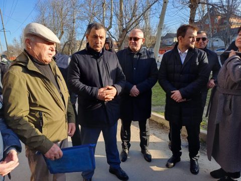Безопасность детей и комфорт во дворе: депутаты Городского собрания г.Махачкала оперативно откликнулись на обращение жителей дома №95 по проспекту И.Шамиля