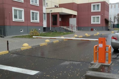 Власти Петербурга упростили установку шлагбаумов во дворах