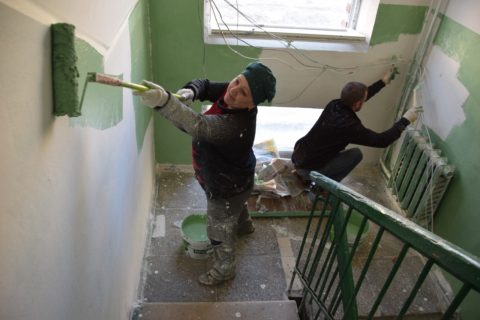 В Петербурге продолжается масштабная работа по обновлению парадных.