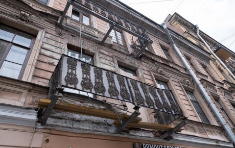 В Петербурге 157 балконов в многоэтажках признаны аварийными