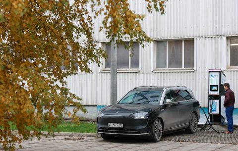 Установку станций зарядки электрокаров в домах предложили упростить
