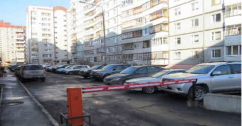 Мой двор — моя парковка. Как борьба за место под окнами становится судебными тяжбами